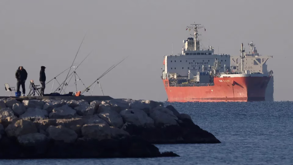 Petróleo despenca mais de 15% após trégua entre EUA e Irã