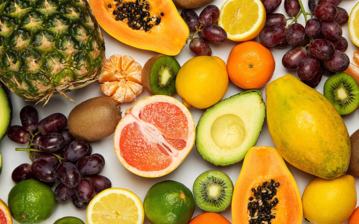 Se você costuma comprar frutas e, poucos dias depois, já precisa jogar parte delas fora, o problema pode não estar na qualidade dos alimentos, mas sim na forma de armazenamento. Um erro comum na rotina doméstica pode acelerar o amadurecimento e até o apodrecimento das frutas sem que você perceba. Se Suas Frutas Estragam Rápido, Você Pode Estar Cometendo Esse Erro · Economia Real