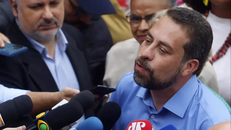 O ministro da secretaria-geral da presidência da república, guilherme boulos, afirmou nesta terça-feira (12) que a proposta do fim da escala de trabalho 6 por 1 tem enfrentado resistência porque atinge interesses de setores poderosos da economia brasileira. Boulos Volta A Criticar “Terrorismo Econômico” Contra Fim Da 6 Por 1