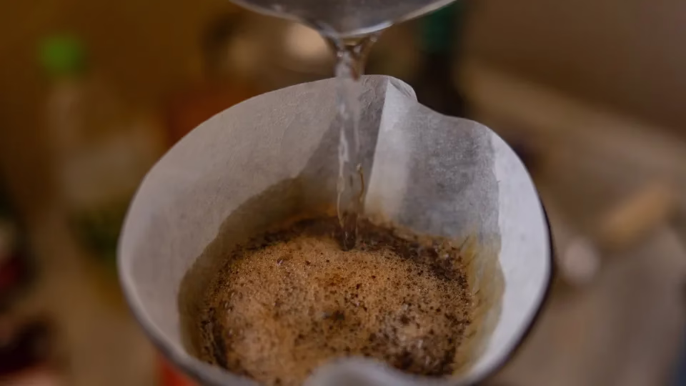 Com a desaceleração dos preços do café nos supermercados, o consumo da bebida voltou a crescer no brasil. Nos primeiros quatro meses deste ano foi registrada uma alta de 2,44% no consumo de café na comparação com o mesmo período do ano passado, alcançando 4,9 milhões de sacas de 60 quilos. Consumo De Café Sobe 2,44% No Primeiro Quadrimestre Deste Ano