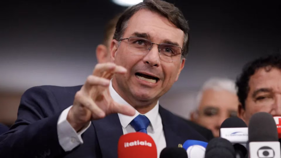 Brasília, df (folhapress) - o pré-candidato à presidência da república pelo pl, senador flávio bolsonaro (rj), afirmou em nota veiculada nesta terça-feira (19) que a discussão sobre o fim da escala 6x1 é legítima, porém "inoportuna e eleitoreira", e defendeu a remuneração por horas trabalhadas com manutenção de direitos trabalhistas. Flávio Bolsonaro Critica Fim Da Escala 6X1