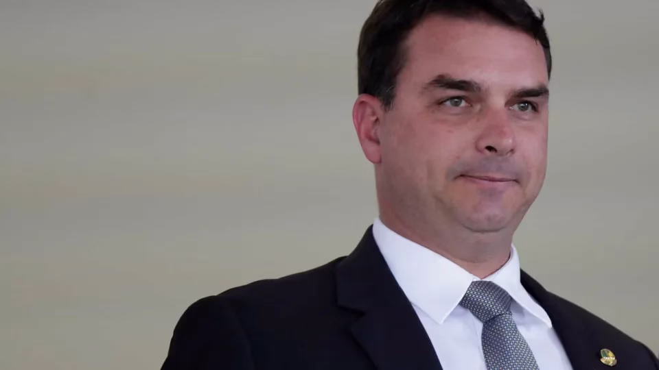 Brasília, df (folhapress) - coordenador da campanha presidencial de flávio bolsonaro (pl-rj), o senador rogerio marinho (pl-rn) afirmou à folha de s. Paulo que o pré-candidato vai propor uma pec (proposta de emenda à constituição) para suspender por um ano a entrada em vigor da reforma tributária dos impostos sobre o consumo caso seja eleito. Flávio Bolsonaro Vai Suspender Reforma Tributária, Diz Coordenador
