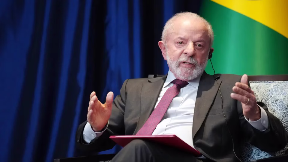 BRASÍLIA, DF (FOLHAPRESS) - O presidente Luiz Inácio Lula da Silva (PT) comemorou nesta quinta-feira (28) o avanço no Congresso Nacional da proposta de redução da escala 6x1-em que se trabalha seis dias com um de descanso. Enquanto isso, o pré-candidato à Presidência da República pelo PL, Flávio Bolsonaro, assinou a proposta apresentada como contraponto. Lula celebra avanço do fim da escala 6x1, e Flávio assina proposta alternativa