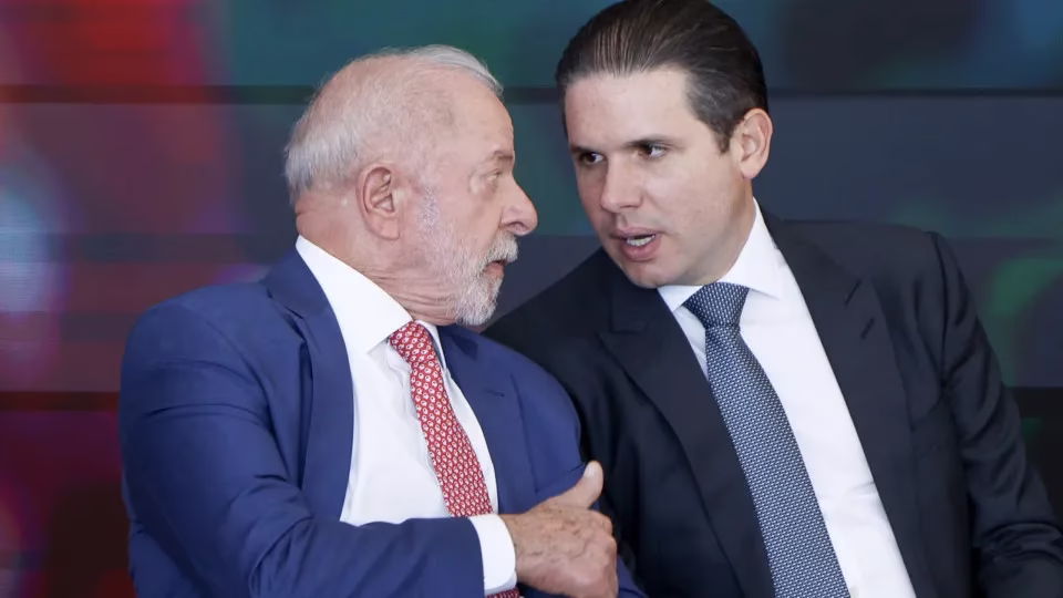 O presidente da câmara, hugo motta (republicanos-pb), anunciou nesta segunda-feira, 25, que o governo aceitou estabelecer uma regra de transição para a redução da jornada de trabalho de 44 horas para 40 horas semanais. Segundo os termos acertados, 60 dias após promulgação da proposta haverá uma redução de 2 horas, até 42 horas. As últimas duas horas seriam reduzidas 12 meses depois, o que, pelo cronograma, ocorreria em 2027. Lula E Motta Acertam Transição Na Pec Da 6X1 Para Redução De 2H De Jornada Em 2026