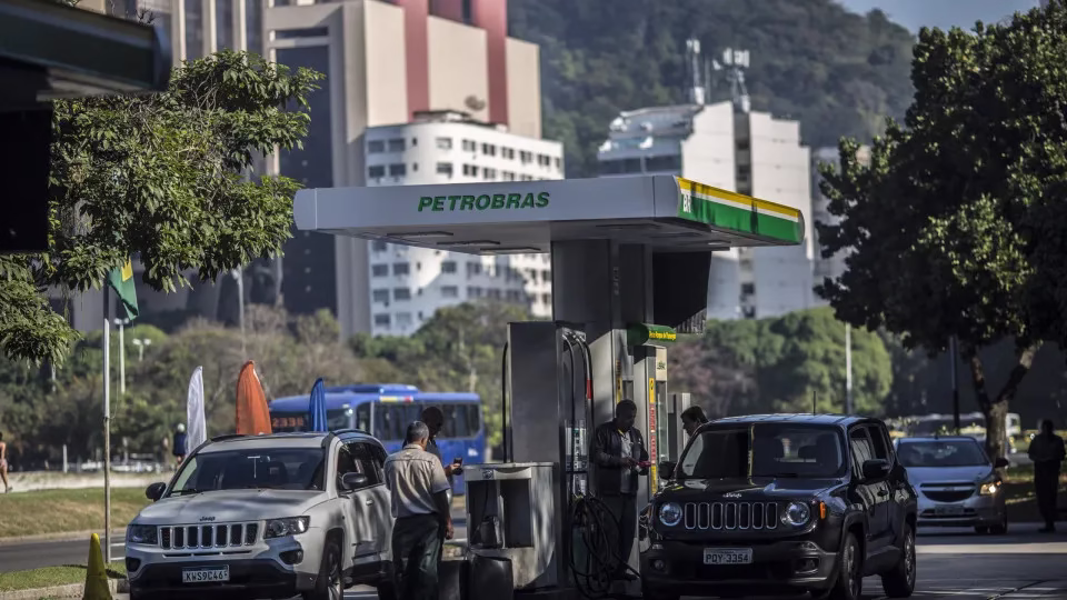 A petrobras não tem intenção em mudanças abruptas de preço de combustíveis no brasil, apesar do encarecimento do preço do petróleo no mercado internacional, por causa da guerra no oriente médio. Segundo a presidente da estatal, magda chambriard, a estatal busca o aumento de produção para garantir a segurança energética do país. Petrobras Busca Aumento De Produção Para Mitigar Efeitos Da Guerra