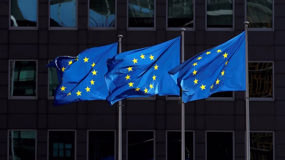 Negociadores da união europeia (ue) afirmaram nesta quarta-feira (20) que chegaram a um acordo provisório para retirar parte das tarifas sobre importações dos estados unidos, no âmbito do acordo comercial firmado entre os dois lados no verão passado, no hemisfério norte. A medida ocorre às vésperas do prazo estabelecido pelo governo americano para ampliar tarifas sobre automóveis europeus. Ue Fecha Entendimento Preliminar E Avança Em Acordo Comercial Com Os Eua