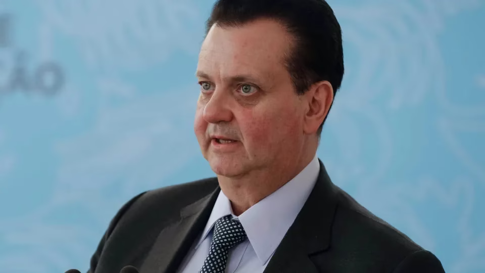 (FOLHAPRESS) - Mensagens encontradas no celular de Daniel Vorcaro pela Polícia Federal indicam que o ex-banqueiro tentou pressionar o presidente nacional do PSD, Gilberto Kassab, para determinar a retirada de um vídeo do deputado estadual Luiz Paulo (PSD-RJ) com críticas aos investimentos do Rioprevidência no Banco Master. Vorcaro tentou pressionar Kassab para remover de vídeo sobre Rioprevidência, indicam mensagens